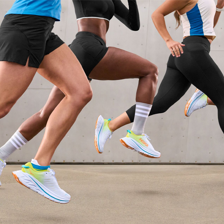 Un atleta de HOKA en la carretera con las Bondi 8